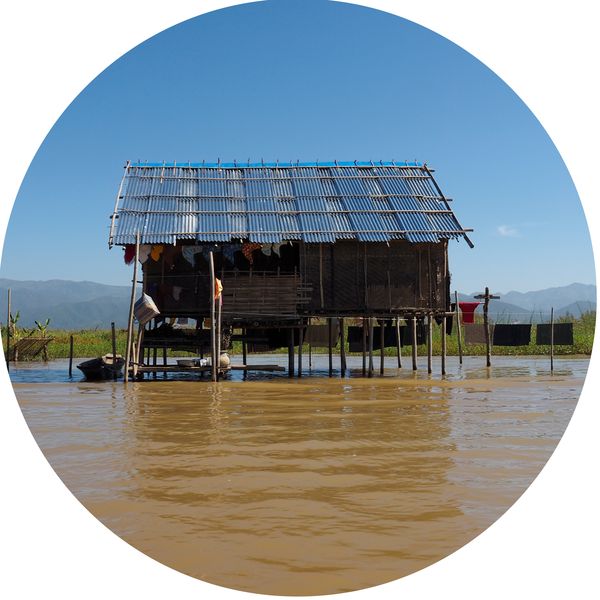 een hut aan het water van Lake Inle, Inlemeer • Myanmar